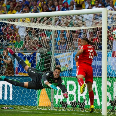 2014-06-20  FIFA BRASIL 2014, SCHWEIZ -FRANKREICH, DIEGO BENAGLIO UND RICARDO RODRIGUEZ, ARENA FONTE NOVA, Salvador Bahia